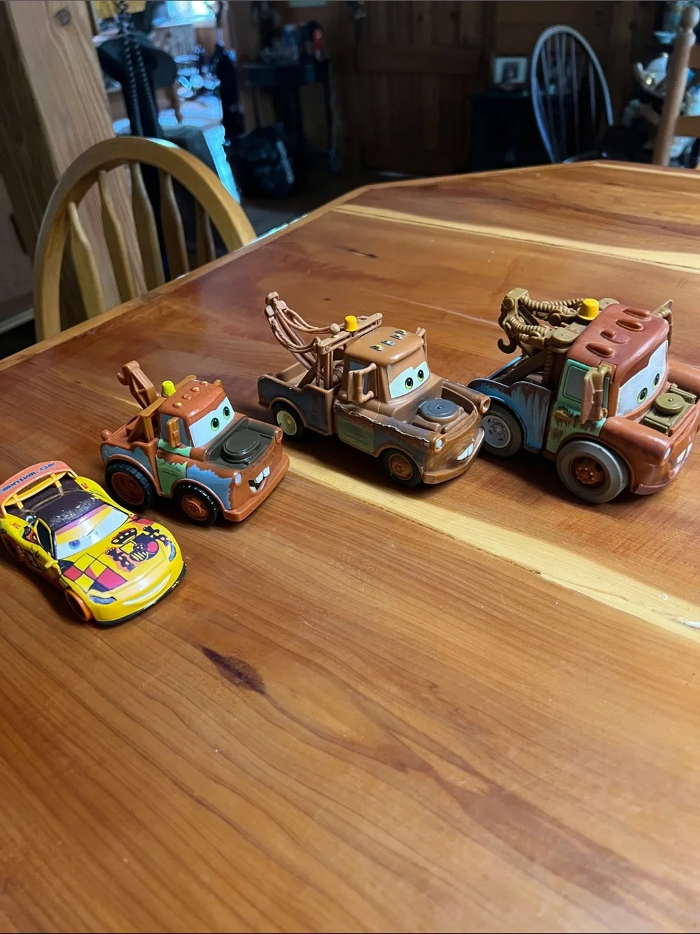 CARS Movie TOW MATER Wrecker Tow Truck Toy Disney Pixar  Junkyard- Set of 4